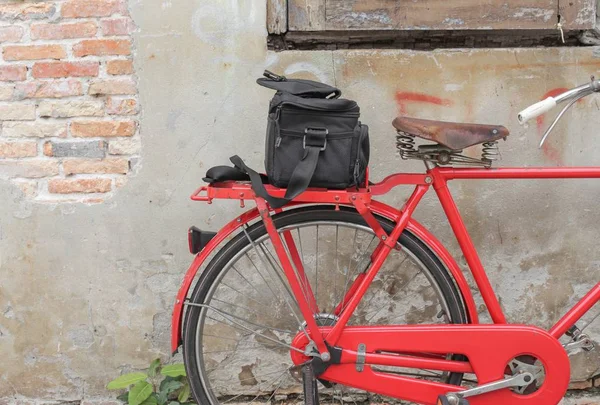 黒の自転車赤い旅行サドル古いレンガの壁背景をバッグします。 — ストック写真