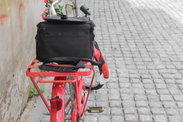 Черный велосипед красный переезд седло старый кирпичный фон стены — стоковое фото