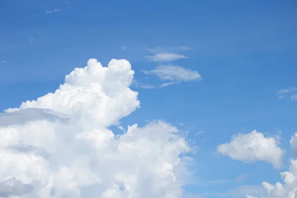 Biru langit putih awan pemandangan indah di alam — Stok Foto