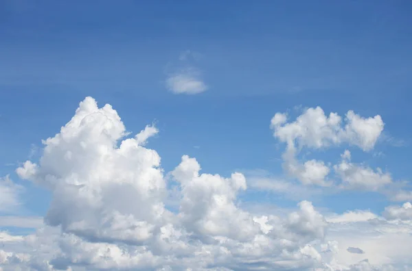 Biru langit putih awan pemandangan indah di alam — Stok Foto