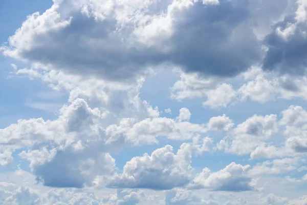 Blauwe lucht met grote witte wolk, en raincloud van de beweging in de natuur — Stockfoto