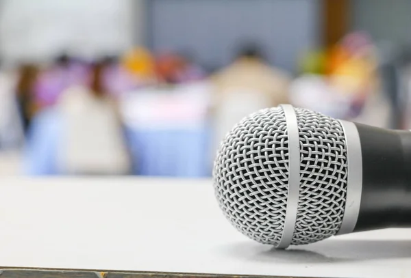 Микрофон Закрыть в конференц-зале — стоковое фото