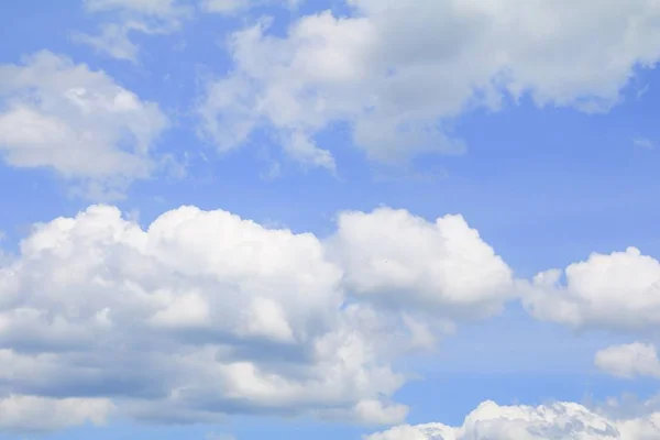 Blauwe lucht met grote wolk en regen cloud, kunst van de prachtige natuur — Stockfoto
