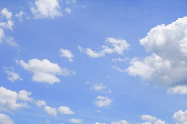 Büyük bulut ve raincloud, doğanın güzel sanat ile mavi gökyüzü — Stok fotoğraf