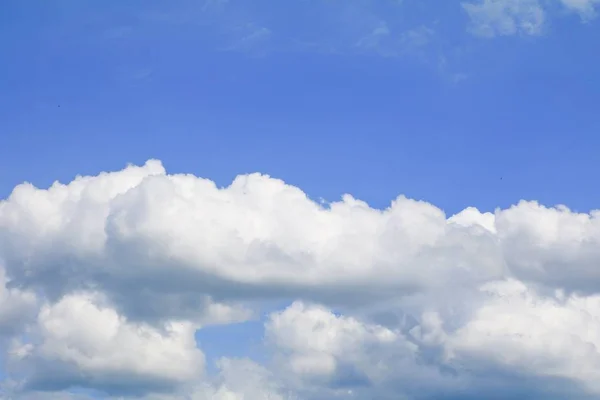 Cielo Azul Con Gran Nube Raincloud Arte Naturaleza Hermoso Espacio — Foto de Stock