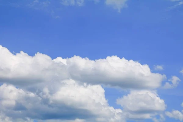 Blauwe lucht met grote wolk en raincloud, kunst van de prachtige natuur — Stockfoto