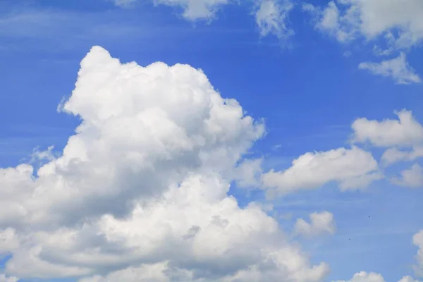 Голубое Небо Большим Облаком Дождями Искусство Природы Красиво Копирует Пространство — стоковое фото