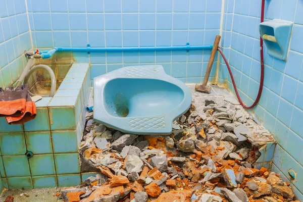 Reparatie toilet oude badkamer interieur huis en grote stalen hamer met lederen handschoenen — Stockfoto