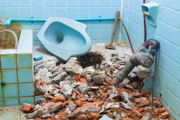 Tuvalet eski banyo içi ev ve büyük çelik çekiçle tamir edilir. — Stok fotoğraf