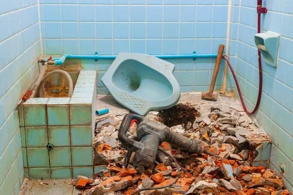 Reparation toalett gamla badrum interiör hus och med stora stål hammare — Stockfoto