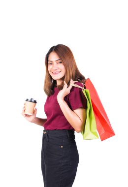 Elinde kese kâğıdı poşetleriyle ve kahve kutusuyla alışverişte gülümseyen güzel bir kadın. beyaz arkaplanda ve beyaz arkaplandaki kameraya bakın