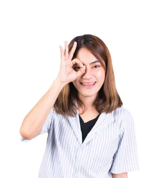 Žena Ukazující Ruční Znak Přes Oko Bílém Pozadí — Stock fotografie