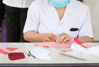 Makasla ev yapımı maske yapan insanlar, halk şehrinde koronavirüsü veya (Covid-2019) engelliyor. konsept koruyucu