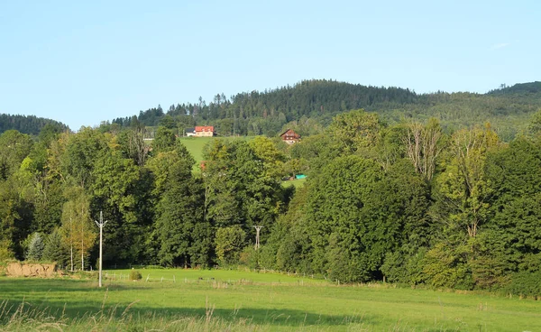 捷克共和国夏季别斯基底山脉的风景 草地以及一些房屋和农舍 — 图库照片