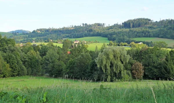 Landschaft Der Beskiden Mit Wäldern Wiesen Und Einigen Häusern Und — Stockfoto