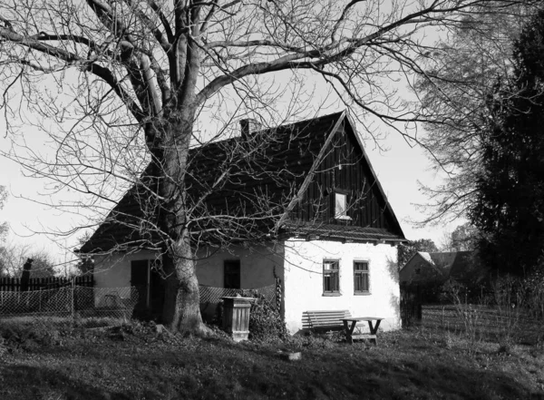 Foto Blanco Negro Una Bonita Casa Campo Bartosovice República Checa — Foto de Stock