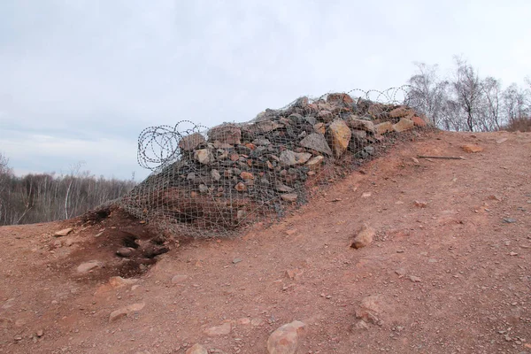 チェコ共和国オストラヴァの岩やワイヤーで密封された内部を燃焼した後に廃棄物のヒープ — ストック写真