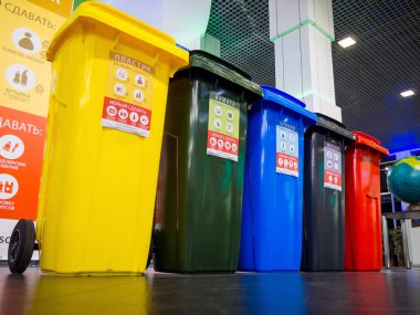 Voronezh, Rusya - Haziran 05, 2019: Ayrı atık toplama için yeni plastik kutular