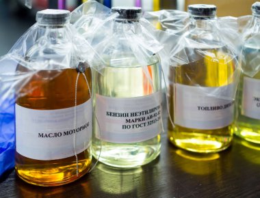 Otomotiv yakıtı ve motor yağı örneği şişeleri. Yazının çevirisi: 
