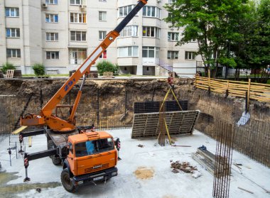Voronezh, Rusya - 11 Haziran 2019: Çok katlı yeni bir bina inşaatı için çukur inşaatı