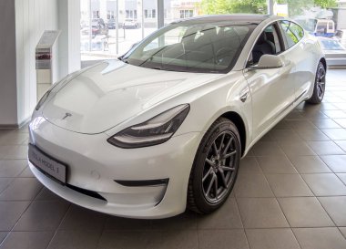 Voronezh, Rusya - 25 Haziran 2019: Beyaz elektrikli araba Tesla model 3 sergi salonu 