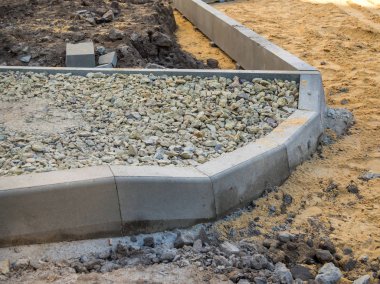 Asfalt kaldırım inşaatının aşamalarından biri.