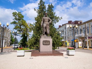 Azov, Rusya - 27 Temmuz 2019: Moskovskaya Caddesi ve A.S. Shein anıtı, Azov, Rostov Bölgesi