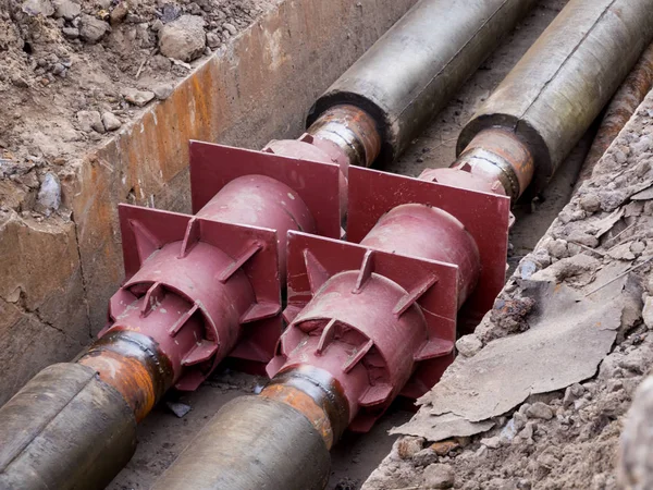 Connection of new heating main pipes through a coupling