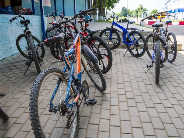 Zadonsk Russia Juny 2019 Many Bicycles Stand Steps Entrance Building — 스톡 사진