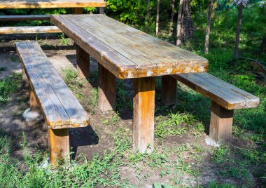 Tahta masa ve yaz bahçesindeki banklar.