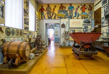 Novorossiysk, Rusya - 01 Ağustos 2019: Devrimden önce çimento fabrikalarındaki çalışma koşullarına adanmış salon, Novorossiysk Çimento Tarihi Müzesi