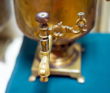 Eski bir semaverin toplu vinci.