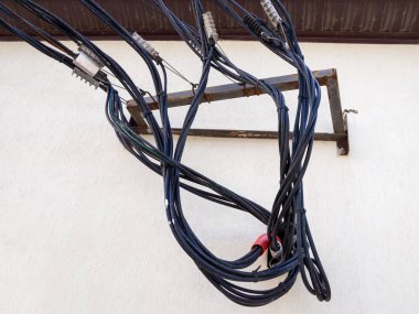 Elektrik kablolarının alt istasyon binasının üst hattına çıkışı