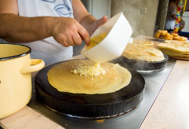 Doldurulmuş tortilla (khychin) yapma süreci