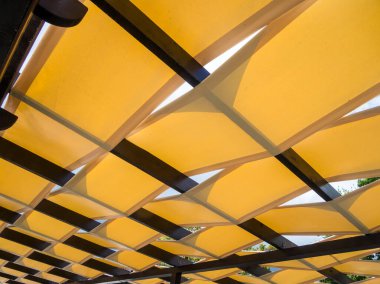 Kumaş şeritlerden ve tahta kirişlerden yapılmış çatı çadırı