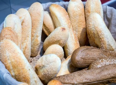 Taze çavdar ve buğday ekmeği dolu sepet.