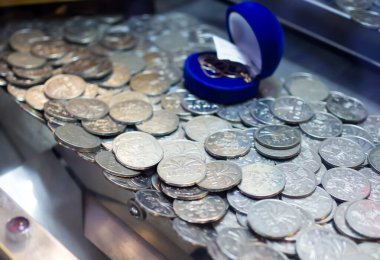 Voronezh, Rusya - 14 Ağustos 2019: Slot makinesinin bir satıcıyla çalışma alanı