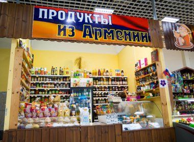 Voronezh, Rusya - 14 Ağustos 2019: Ermenistan, Voronezh Merkez Pazarı ürünleriyle satış noktası
