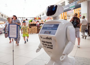 Voronezh, Rusya - 14 Ağustos 2019: Voronezh merkez pazarında robot 