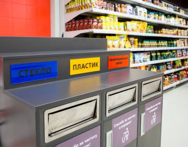 Voronezh, Rusya - 29 Ağustos 2019: Bir süpermarkette ayrı çöp kutuları