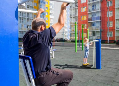 Voronezh, Rusya - 29 Ağustos 2019: Yeni yerleşim yerinin avlusunda kız ve torun