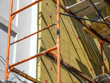 Evin duvarının mineral yünüyle yalıtılması