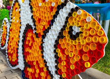 Plastik şişelerden yapılmış balıklar..