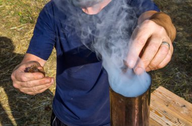 Boruyla eski bir semaveri tutuşturmak