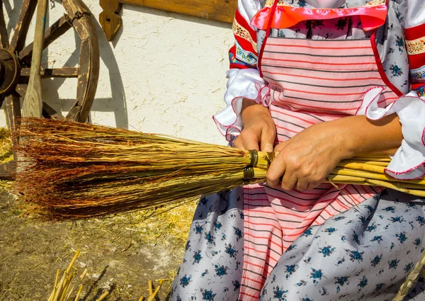 Processo Tricotar Uma Vassoura Tradicional Para Casa — Fotografia de Stock