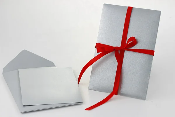 Envelope cinza com cartão cinza em branco — Fotografia de Stock