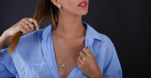 Zilveren sieraden aan de kant van de vrouw op een zwarte achtergrond — Stockfoto