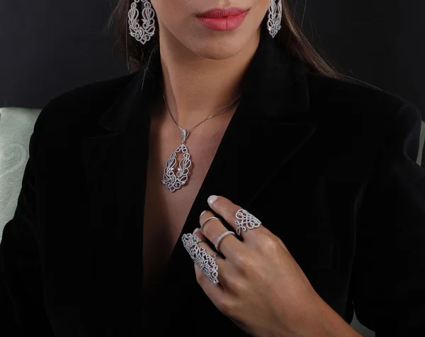 Diamond jewelry menselijke model — Stockfoto