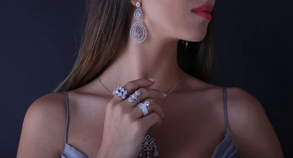 Diamantové šperky na modelu lidské — Stock fotografie
