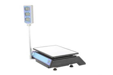 Beyaz bir arka plan üzerinde gıda tartmak için teraziler.